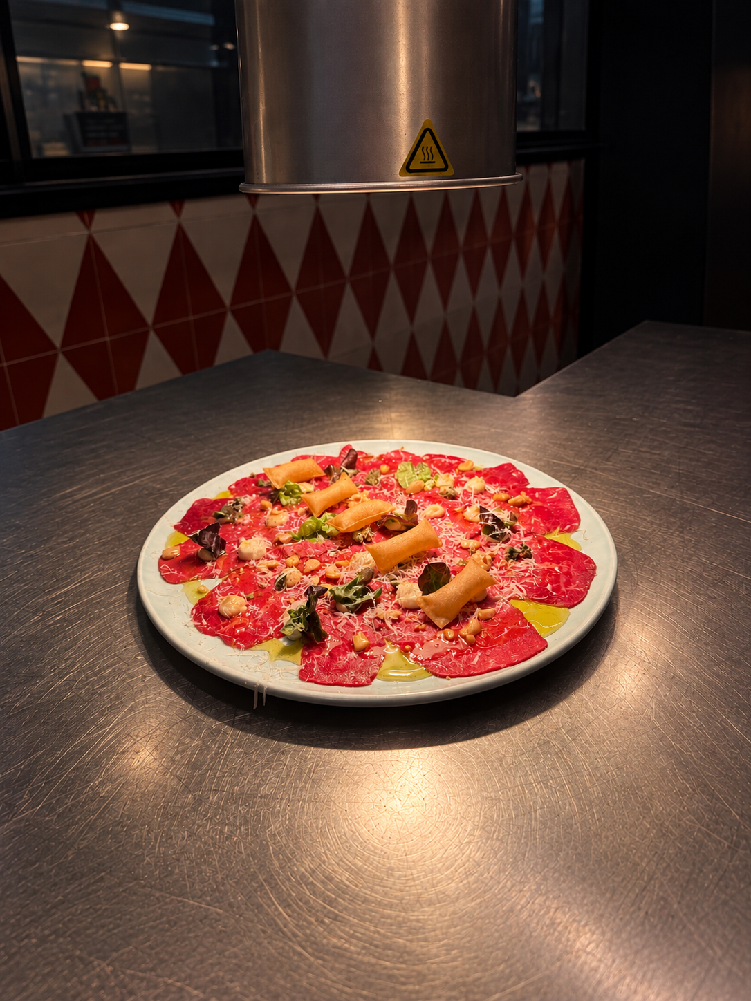 Carpaccio gourmet bajo lámpara cálida