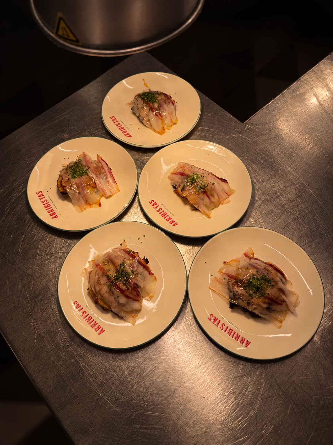 Cinco platos bajo la lámpara de cocina