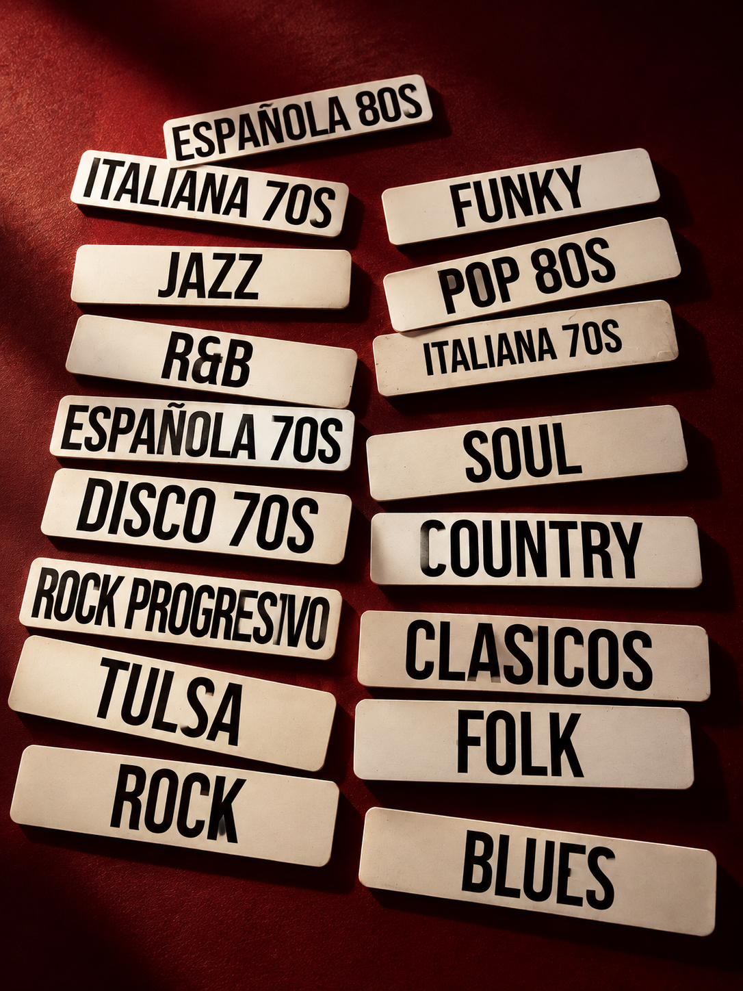 Etiquetas musicales sobre fondo burdeos
